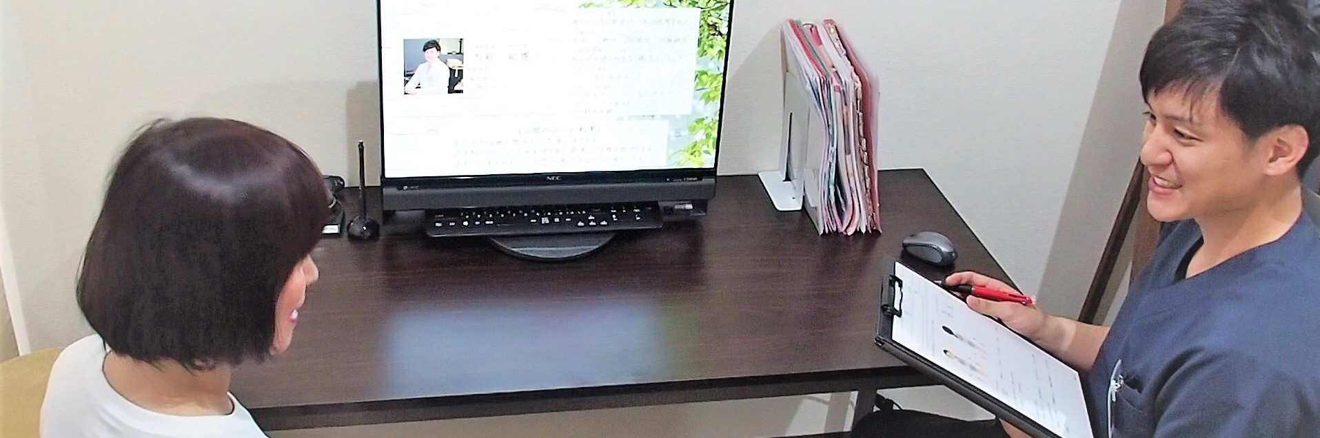 傾聴法アクティブリスニングなどを使ってラポールを形成する